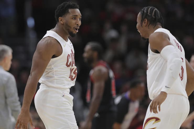 המרענן הרשמי של הליגה. מיצ'ל ואייזק אוקורו (צילום: AP Photo/Melissa Tamez) מיצ'ל ואייזק אוקורו