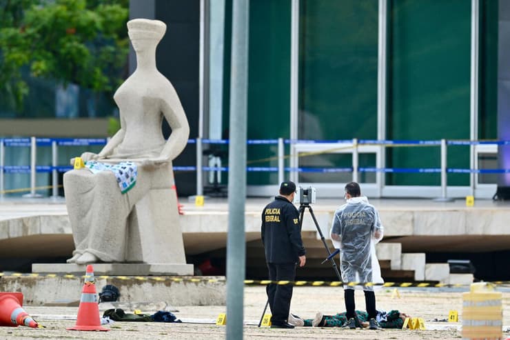 הזירה בברזיליה. הפיצוץ - בדיוק כשעמדה להסתיים ישיבה (צילום: EVARISTO SA / AFP) ברזיל גופת ה מחבל מתאבד ניסיון פיגוע בית המשפט העליון ברזיליה