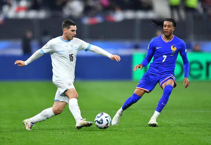 שחקן נבחרת ישראל אוסקר גלוך מול שחקן נבחרת צרפת מייקל אוליסה