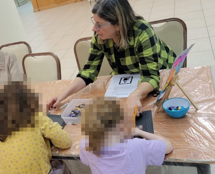 סבתא דורית מנס שטרן בפעילות עם ילדי המילואימניקים