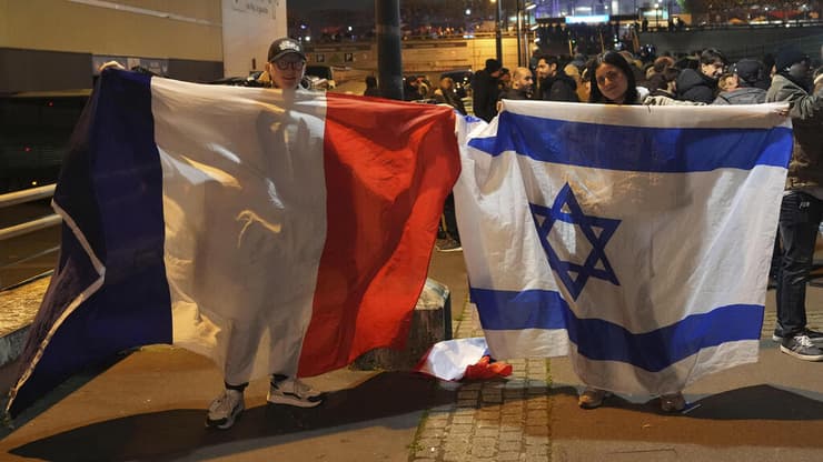 אוהדי נבחרת ישראל וצרפת במסר של אחווה (צילום: AP Photo/Aurelien Morissard) אוהדים