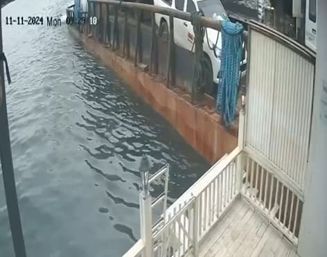 הספינה עוברת סמוך מאוד לבית חב"ד