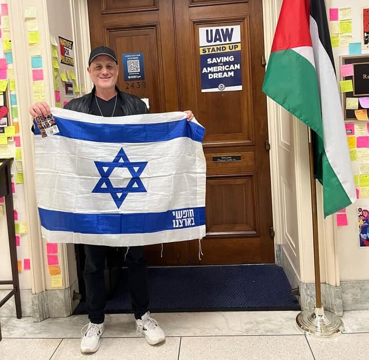 פעילים של ארגון בית"ר ארה"ב מוחים בבניין הקפיטול על תמיכתן של חברות הקונגרס רשידה טליב ואילהאן עומאר במתקפת החמאס על ישראל