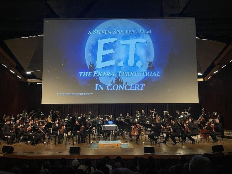 מתוך "אי.טי. – חבר מכוכב אחר", והפילהרמונית (צילום: איה חיות) מתוך "אי.טי. – חבר מכוכב אחר", והפילהרמונית