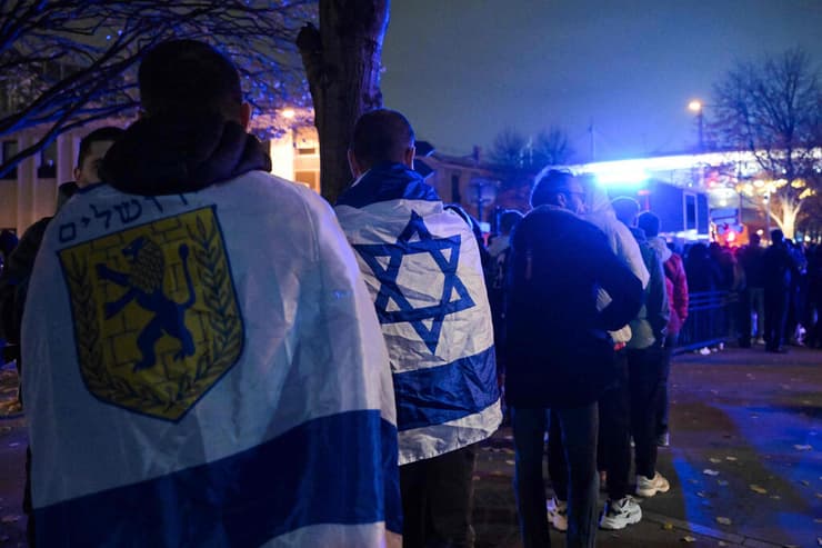 אוהדים בגכניסה לאצטדיון, אתמול. בדיקה קפדנית וסדר מופתי (צילום: Bertrand GUAY / AFP) אוהדי נבחרת ישראל