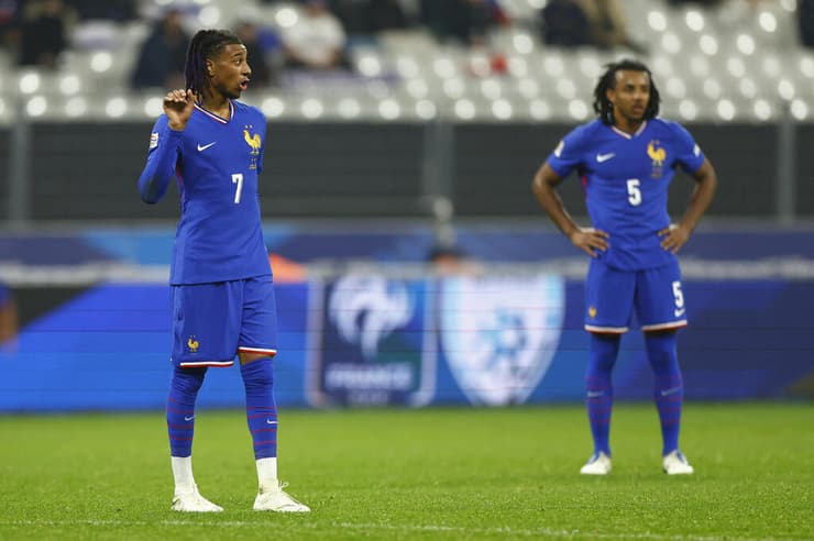 שחקן נבחרת צרפת מייקל אוליסה לצד ז'ול קונדה