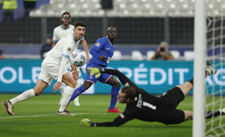 פרץ הודף את הכדור של קאנטה