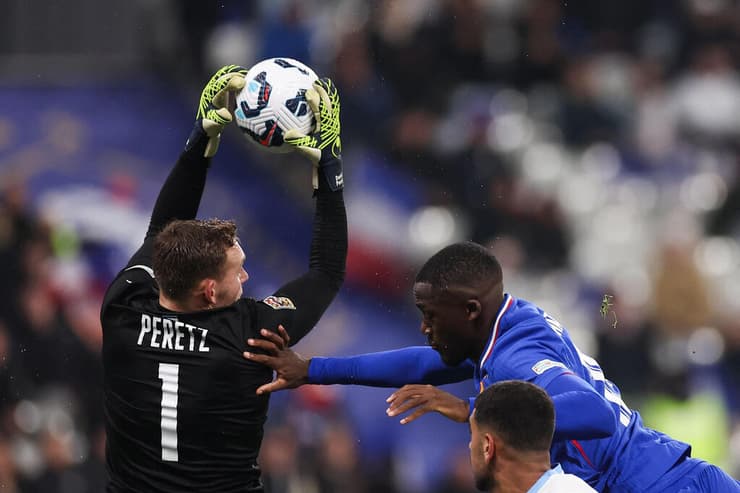 שוער נבחרת ישראל דניאל פרץ מול שחקן נבחרת צרפת איברהימה קונאטה