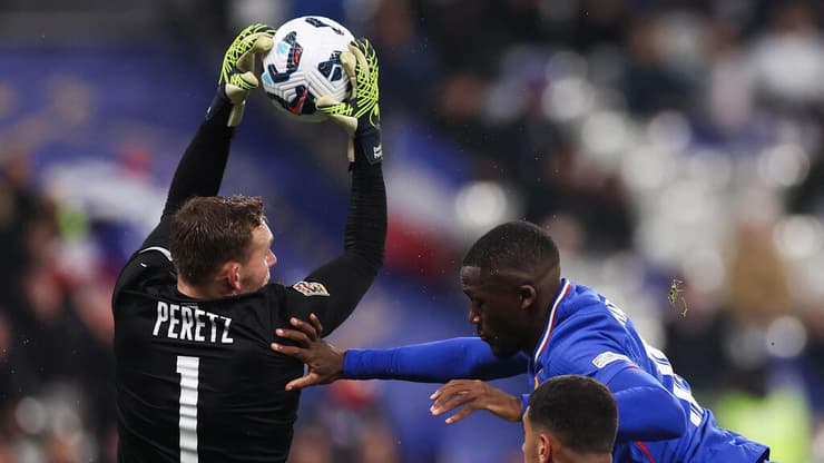 שוער נבחרת ישראל דניאל פרץ מול שחקן נבחרת צרפת איברהימה קונאטה