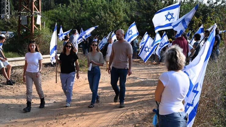 שיירת דגלים בדרך להלוויתו סמ״ר דרור חן ז"ל במושב גן חיים