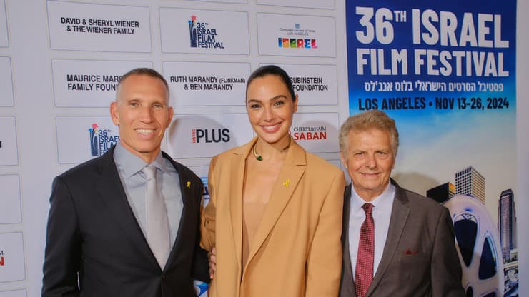 "עשינו פה משהו מיוחד ויהיה לי חבל מאוד אם אנשים יפספסו את זה". מאיר פוגי פניגשטיין, גל גדות וינון קרייז בערב הפתיחה של פסטיבל הקולנוע הישראלי בלוס אנג'לס (צילום: Abraham Joseph Pal) מאיר פוגי פניגשטיין, גל גדות וינון קרייז