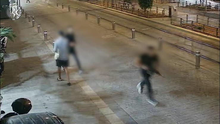 תיעוד המחבל מזירת הפיגוע בתל אביב