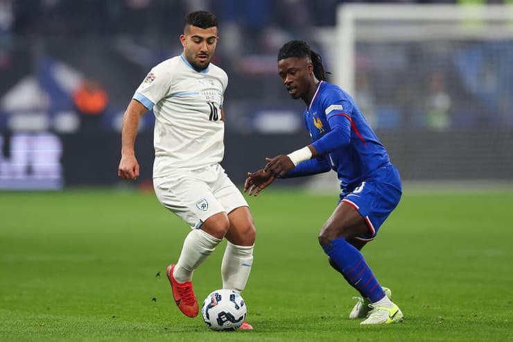 שחקן נבחרת ישראל מוחמד אבו פאני מול שחקן נבחרת צרפת אדוארדו קמאבינגה