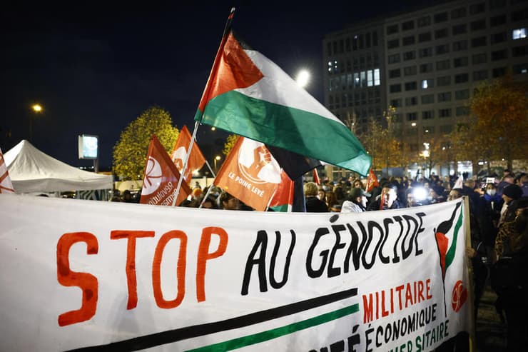 הפגנה ליד האצטדיון