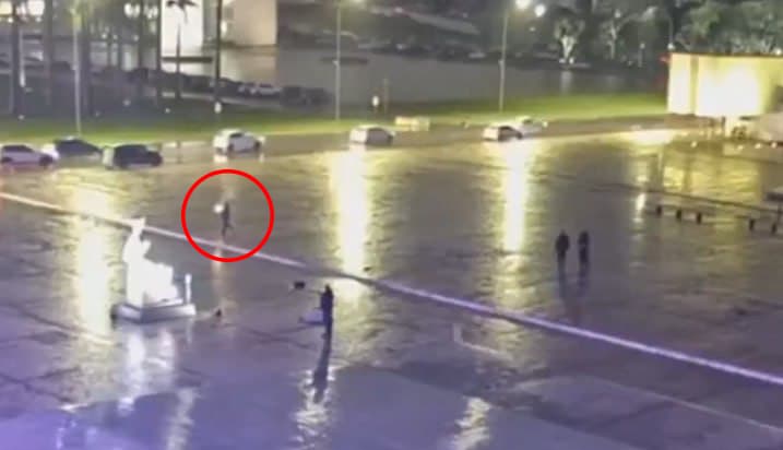 רגע ההתקפה בכיכר בברזיליה. מכונית התופת הופעלה מרחוק ברזיל ניסיון פיגוע מחבל מתאבד בית המשפט העליון ברזיליה