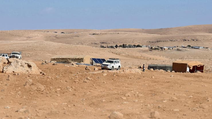 החווה החדשה. יש כבר גדר, אוהל מרכזי ואוהל מגורים, עוקב מים ופאנלים סולאריים (צילום: שאול גולן) yk14150597