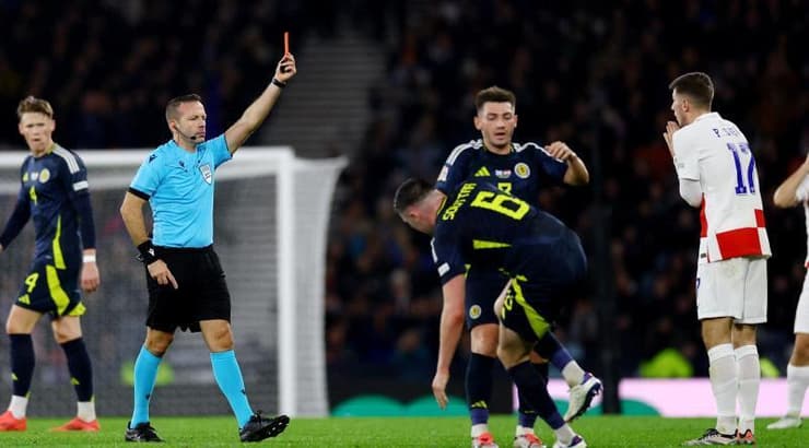 אוראל גרינפלד שולף את האדום