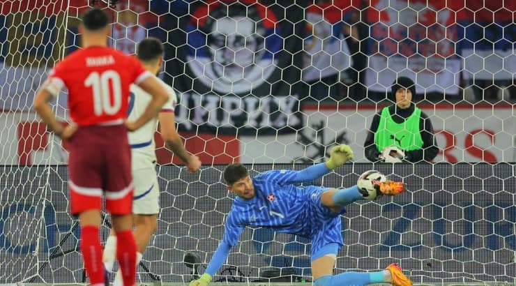 גרגור קובל הודף את הפנדל של אלכסנדר מיטרוביץ'