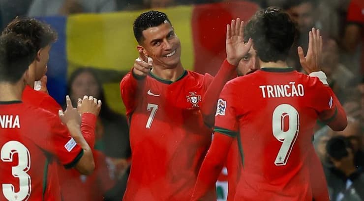 רונאלדו חוגג עם שחקני פורטוגל