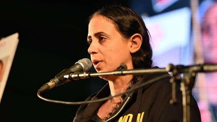 עופרי ביבס בעצרת בכיכר החטופים. "זה לא פייר" (צילום: דוברות מטה משפחות החטופים) עפרי ביבס לוי בעצרת כיכר החטופים