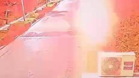 אש בעקבות פגיעת אחת מפצצות התאורה תיעוד פצצות התאורה ששוגרו לעבר בית ראש הממשלה וגרמו לשריפה