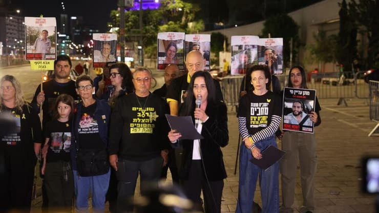 משפחות החטופים בשער בגין, אמש (צילום: מוטי קמחי) הצהרת משפחות החטופים בשער בגין