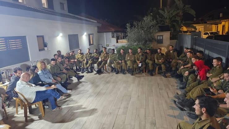 חבריו של גיא שיצאו מעזה במפגש עם המשפחה בסוף השבוע (באדיבות המשפחה) חבריו של רס״ן גיא נזרי במפגש מרגש עם בני משפחתו של גיא ההורים האם יעל האב מייק האחות התאומה תמר והאח יוכח בבית בעתלית