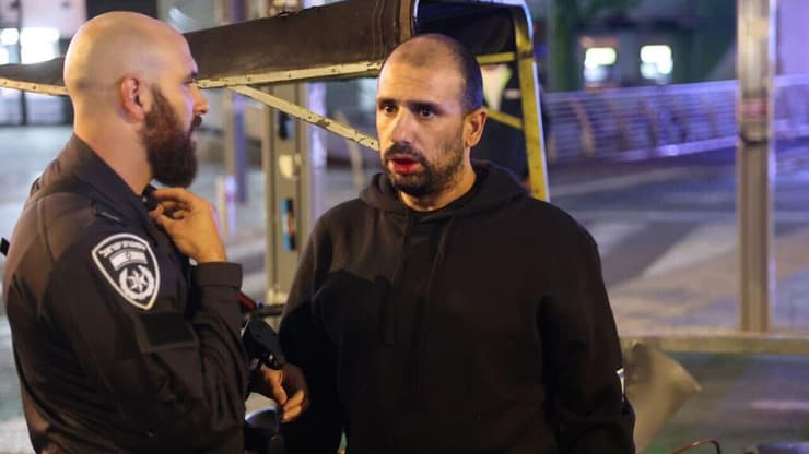 האדם שהפעיל את המוזיקה והפריע להצהרת המשפחות. "איחל איחולי מוות" (צילום: מוטי קמחי) הצהרת משפחות החטופים בשער בגין