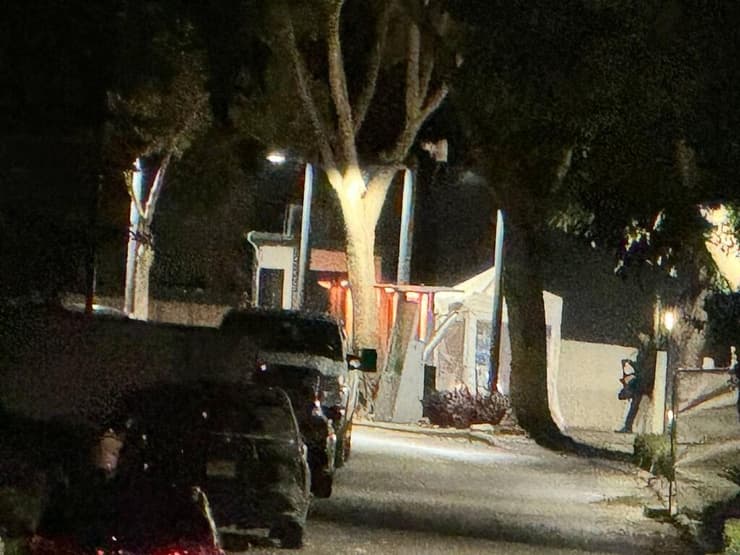 סריקות משטרה סביב בית רה"מ  אחר חשוד בהשלכת פצצת תאורה לעבר ביתו בקיסריה