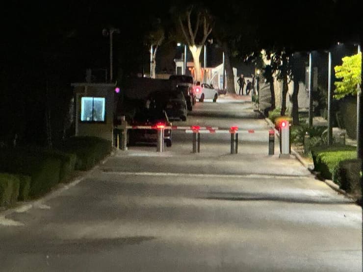 המחסומים והסריקות, הלילה (צילום: איתן גליקמן) סריקות משטרה סביב בית רה"מ אחר חשוד בהשלכת פצצת תאורה לעבר ביתו בקיסריה