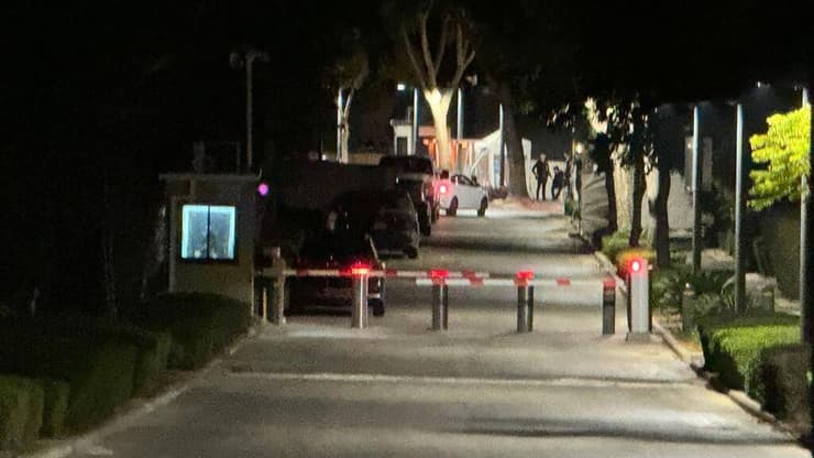 סריקות משטרה סביב בית רה"מ  אחר חשוד בהשלכת פצצת תאורה לעבר ביתו בקיסריה