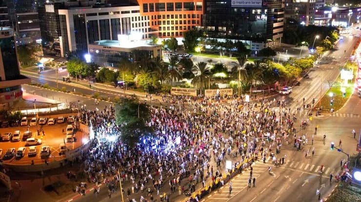 ההפגנה בצומת פארק המדע ברחובות, אמש (צילום: גלעד פירסט Gilad Furst) הפגנה נגד ההפיכה המשטרית. צומת פארק המדע. רחובות