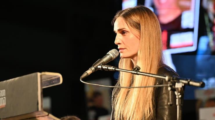 אביטל דקל חן. "אם הם שורדים שם כל יום ונלחמים על חייהם, מי אנחנו שנתייאש?" (צילום: דוברות מטה משפחות החטופים) אביטל דקל חן בעצרת כיכר החטופים