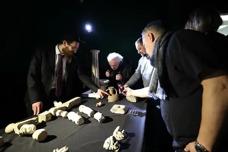 הרב לזר בוחן את הממצאים שהתגלו בעיר העתיקה