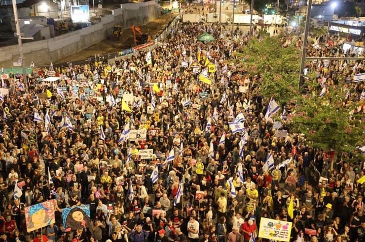 ההפגנה בדרך בגין בתל אביב (צילום: מוטי קמחי) מחאת משפחות חטופים בקפלן