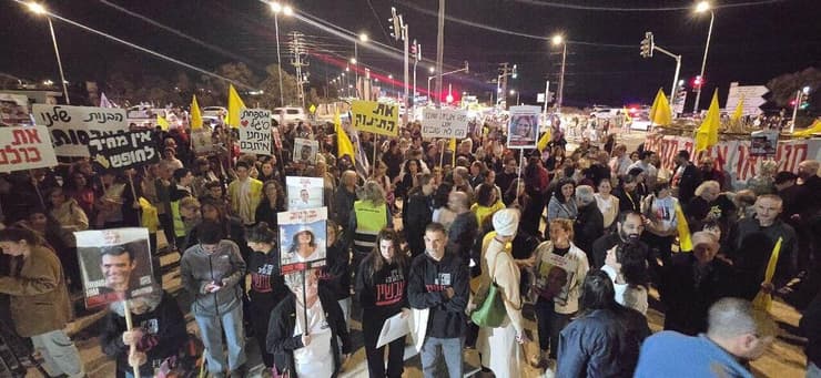 העצרת בשער הנגב (צילום: מאיר אבן חיים) מחאה חטופים בצומת שער הנגב