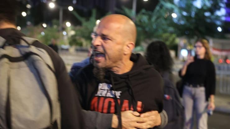 שחר מור, אחיין של החטוף אברהם מונדר (צילום: מוטי קמחי) הצהרת משפחות החטופים בשער בגין