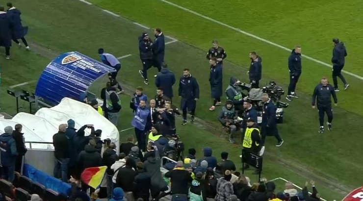 שחקני קוסובו יורדים מהמגרש