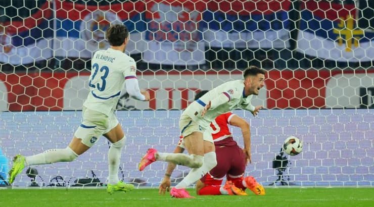 אלקסה טרזיץ' בדרך לחגוג אחרי שכבש