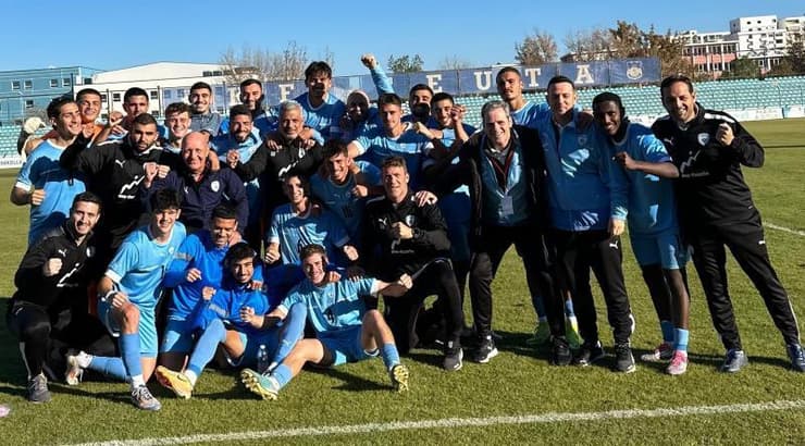 שחקני הנבחרת חוגגים את ההעפלה (ההתאחדות לכדורגל) שחקני הנבחרת חוגגים את ההעפלה