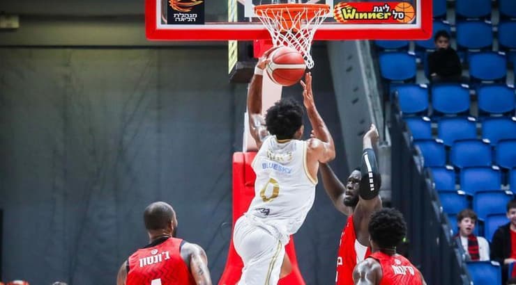 ג'יילן לאקיו