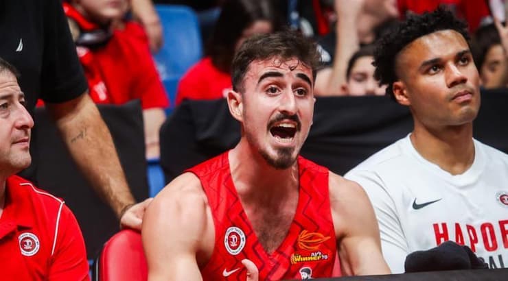 אור קורנליוס עצבני על הספסל