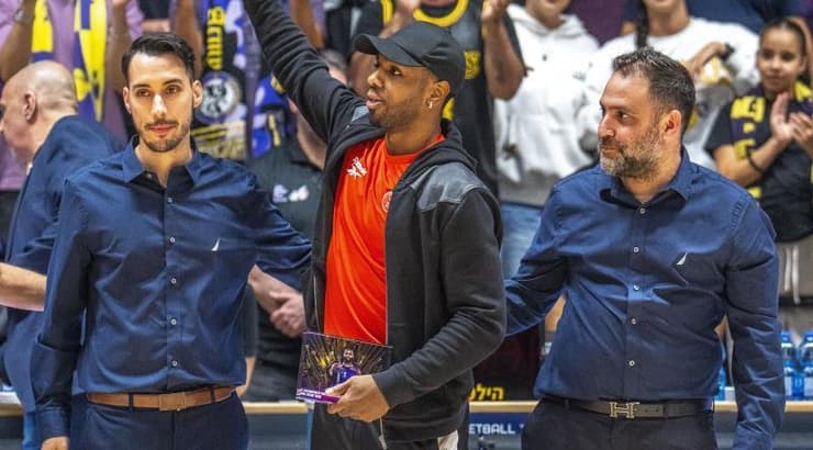 הפועל חולון במחווה לג'ו רגלנד (רועי כפיר) הפועל חולון במחווה לג'ו רגלנד