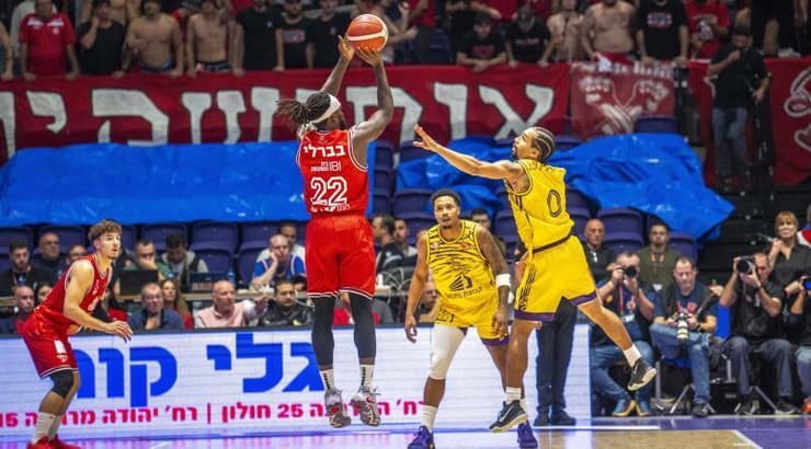 פטריק בברלי זורק (רועי כפיר) פטריק בברלי זורק