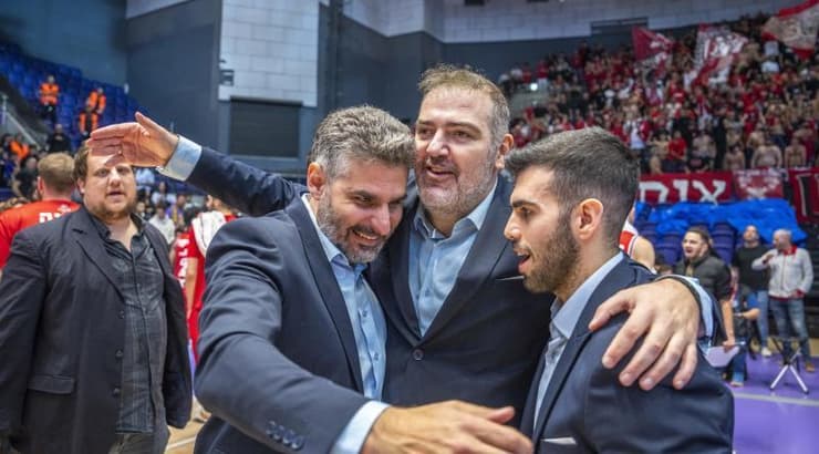 צוות האימון של הפועל תל אביב בסיום (רועי כפיר) צוות האימון של הפועל תל אביב בסיום