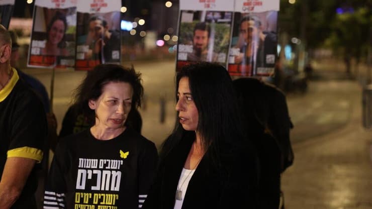 עינב צנגאוקר ויפעת קלדרון. "נתניהו מאריך את המלחמה כדי להישאר בשלטון" (צילום: מוטי קמחי) הצהרת משפחות החטופים בשער בגין