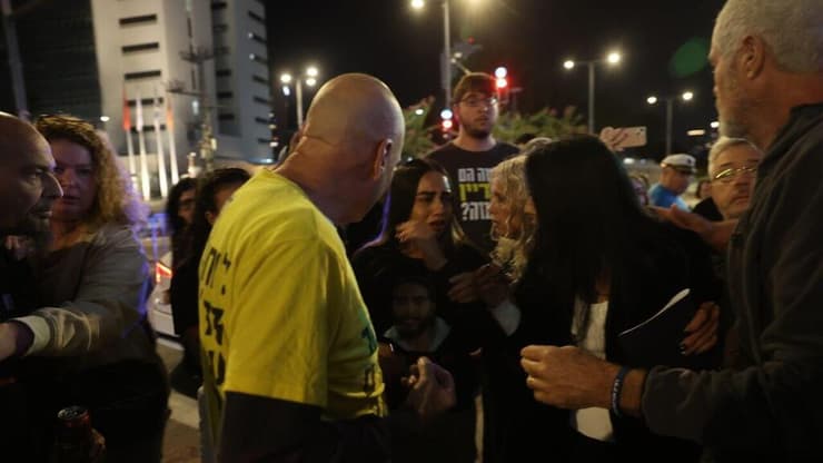 צילום: מוטי קמחי הצהרת משפחות החטופים בשער בגין