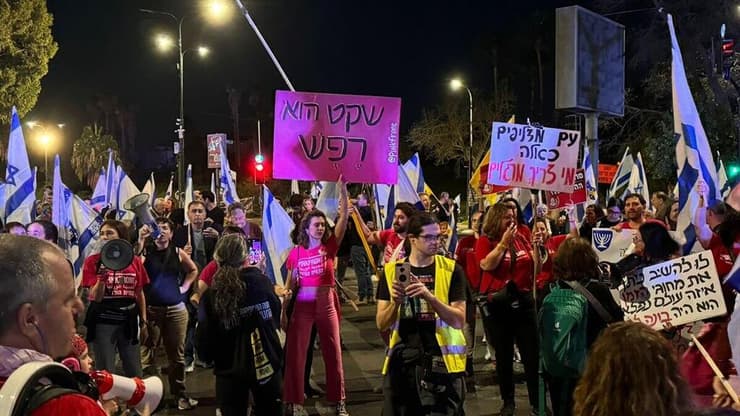 ההפגנה ברחובות (צילום: אריק לוי) הפגנה נגד ההפיכה המשטרית. צומת פארק המדע. רחובות