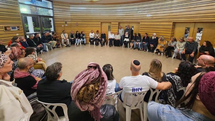 העצרת בעלי, אמש (צילום: מטה משפחות החטופים) עצרת בקריאה להשבת החטופים ביישוב עלי בהשתתפות משפחות חטופים ורבנים רבים