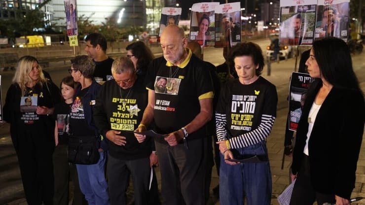 צילום: מוטי קמחי הצהרת משפחות החטופים בשער בגין